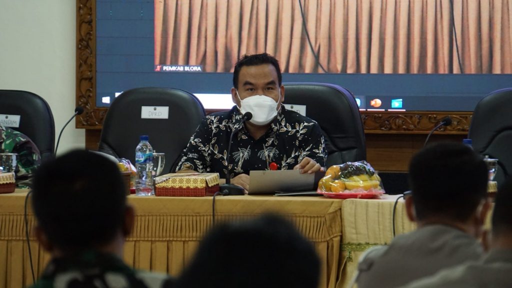 Bupati Blora Arief Rohman saat rakor persiapan operasional penerbangan Bandara Ngloram Cepu Kabupaten Blora, di Ruang Pertemuan Setda Kabupaten Blora, pada Selasa (12/10).