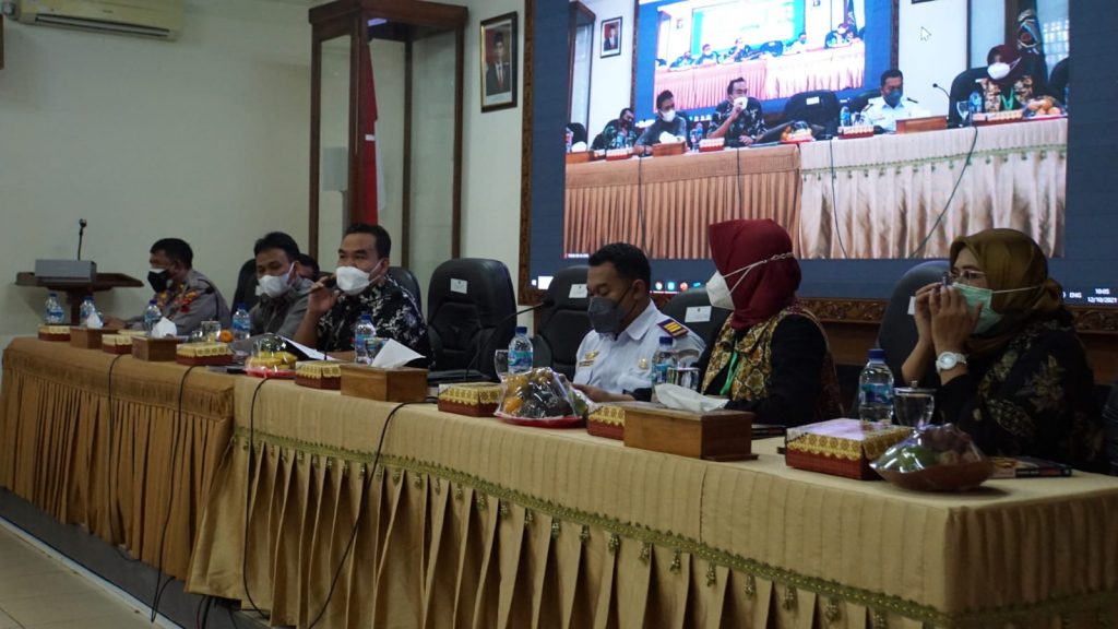 Bupati Blora Arief Rohman saat rakor persiapan operasional penerbangan Bandara Ngloram Cepu Kabupaten Blora, di Ruang Pertemuan Setda Kabupaten Blora, pada Selasa (12/10).