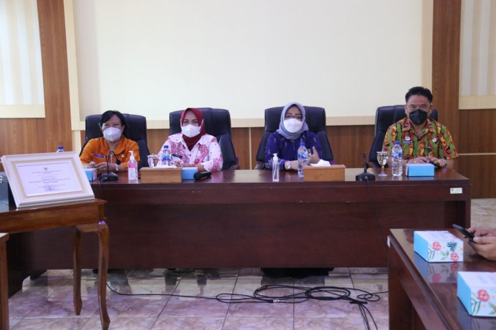 Penganugerahan APE 2020 dari Kementrian P3A RI secara virtual di Ruang Pertemuan Gedung Samin Blora, di hadiri oleh Wakil Bupati tri Yuli Setyowati, Sekretaris Daerah, Inspektur, perwakilan Bappeda, Pengurus GOW, Kabag Kesra dan jajaran Dinsos P3A, pada Rabu (13/10).