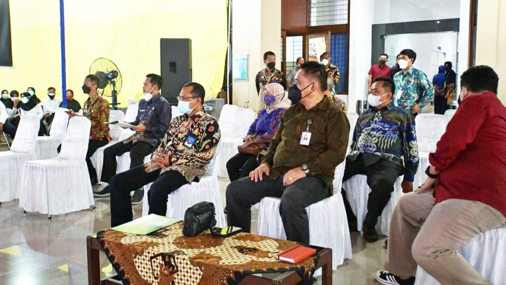 Bupati Arief Rohman menghadiri pembukaan seleksi Calon Aparatur Sipil Negara (CASN) untuk formasi Pegawai Pemerintah dengan Perjanjian Kerja (PPPK) non Guru di Auditorium Universitas Negeri Sebelas Maret (UNS) Surakarta, pada Minggu (17/10).
