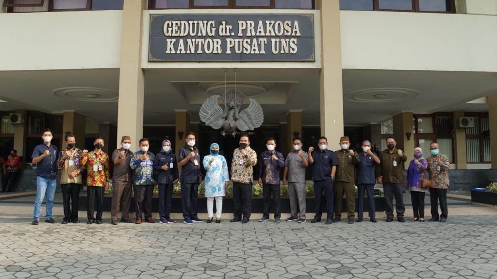 Bupati Arief Rohman menghadiri pembukaan seleksi Calon Aparatur Sipil Negara (CASN) untuk formasi Pegawai Pemerintah dengan Perjanjian Kerja (PPPK) non Guru di Auditorium Universitas Negeri Sebelas Maret (UNS) Surakarta, pada Minggu (17/10).