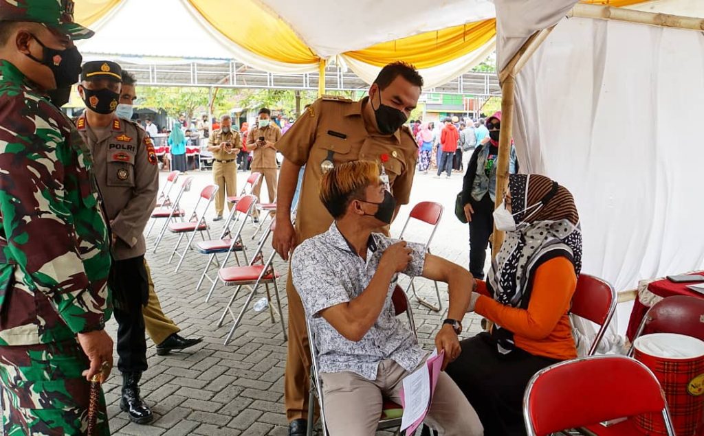 Bupati Arief Rohman meninjau pelaksanaan vaksinasi untuk masyarakat umum di Blok T Kota Blora bersama Kapolres dan Dandim 0721/Blora. Dalam tinjauan tersebut, pihaknya menyampaikan bahwa Pemkab Blora menargetkan pada bulan November nanti capaian vaksinasi mencakup 50 persen, pada Senin (18/10).