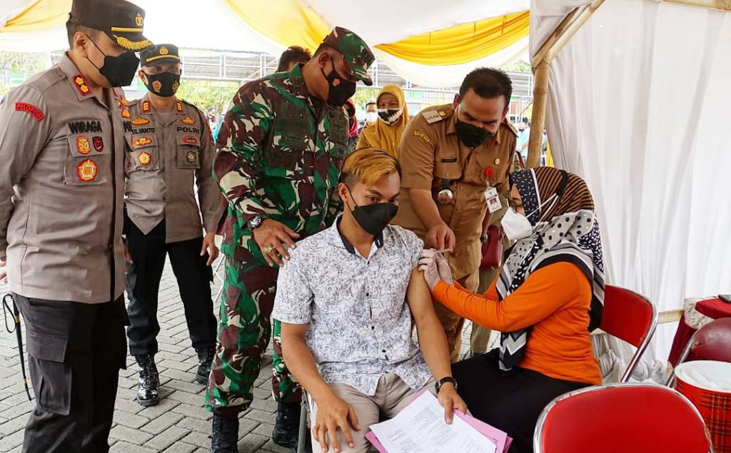 Bekerja sama dengan Komunitas Seni Budaya Blora, Sidokkes Polres Blora Polda Jawa Tengah menggelar vaksinasi dengan target 575 masyarakat umum, di kawasan Blok T Blora, pada Senin (18/10).