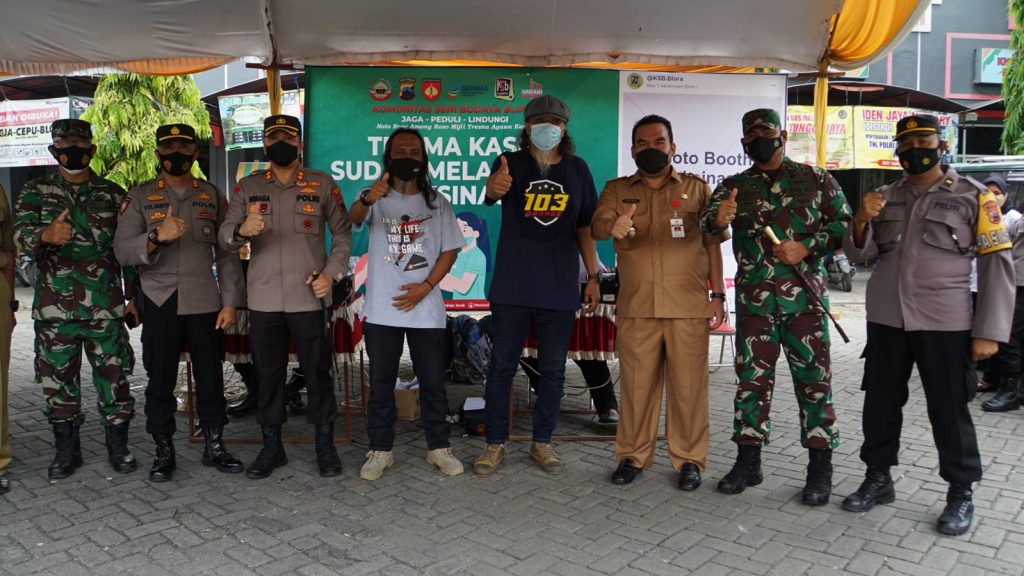 Bupati Arief Rohman meninjau pelaksanaan vaksinasi untuk masyarakat umum di Blok T Kota Blora bersama Kapolres dan Dandim 0721/Blora. Dalam tinjauan tersebut, pihaknya menyampaikan bahwa Pemkab Blora menargetkan pada bulan November nanti capaian vaksinasi mencakup 50 persen, pada Senin (18/10).