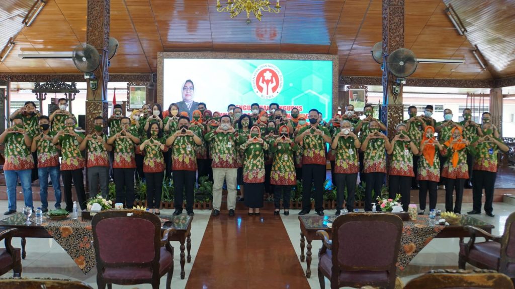 Bupati Arief Rohman bersama pengurus Dewan Kerajinan Nasional Daerah (Dekranasda) Kabupaten Blora periode 2021-2026, di Pendopo Rumah Dinas Bupati, pada Selasa (19/10).