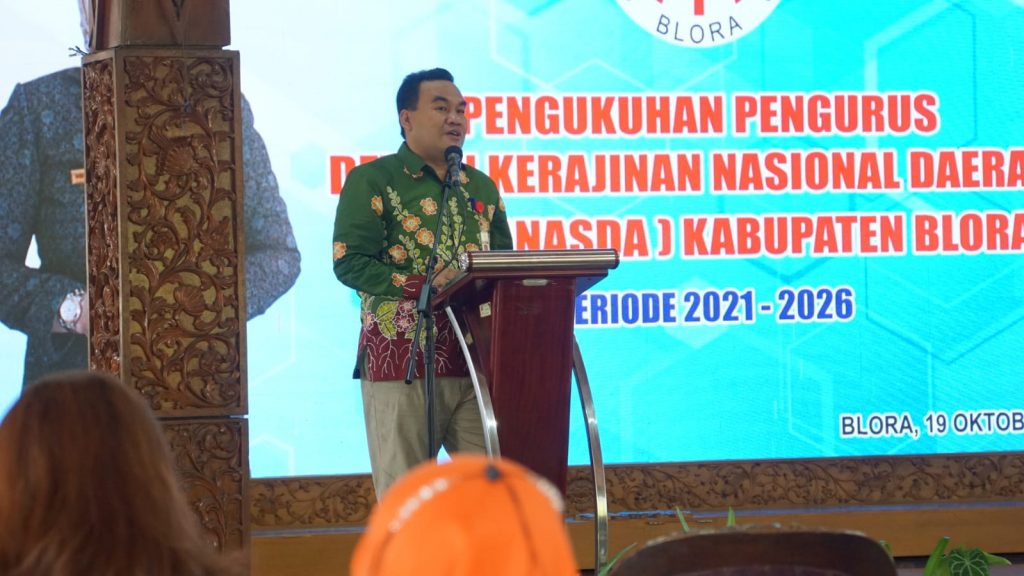 Bupati Arief Rohman saat memimpin upacara pengukuhan pengurus Dewan Kerajinan Nasional Daerah (Dekranasda) Kabupaten Blora periode 2021-2026, di Pendopo Bupati Blora, pada Selasa (19/10).