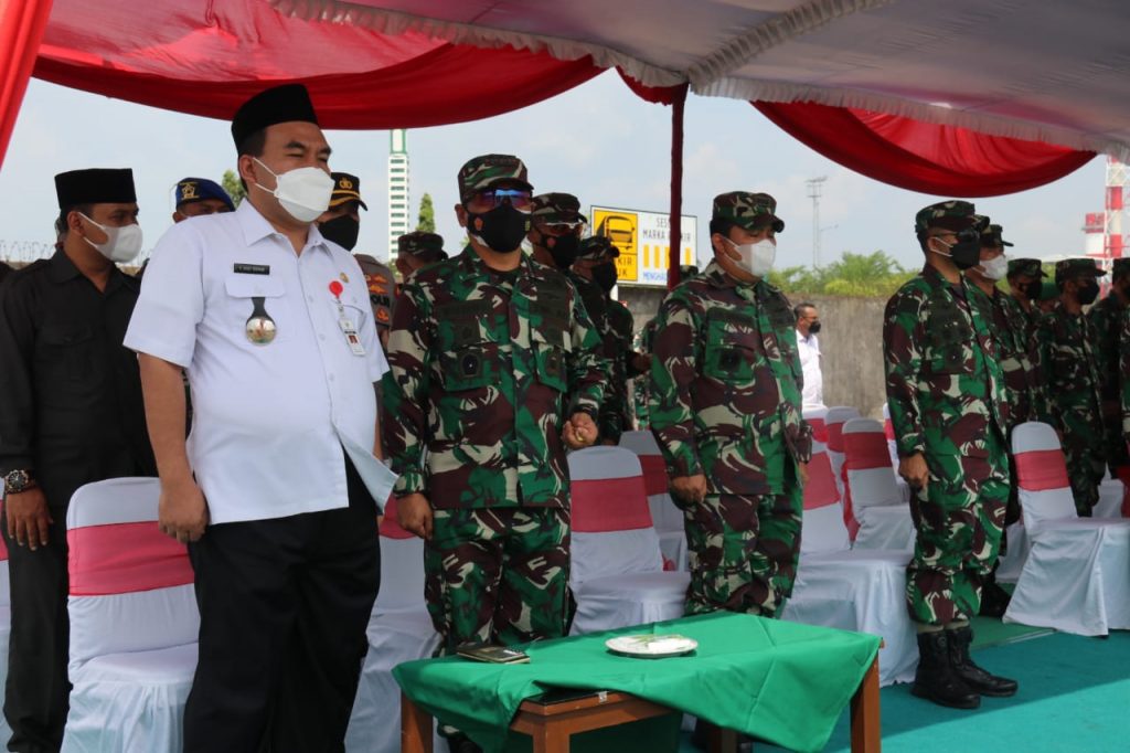 Panglima Kodam IV Diponegoro, Mayjen TNI Rudianto bersama Bupati Arief Rohman, Dandim 0721 Blora, Kapolres Blora, Wakil Ketua DPRD Blora melepas keberangkatan Satgas Pamtas RI-PNG Statis Sektor Selatan Yonif 410 Alugoro TA 2021/2022, pada Rabu (20/10).