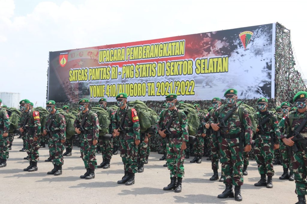 Satgas Pamtas RI-PNG Statis Sektor Selatan Yonif 410 Alugoro TA 2021/2022 di Dermaga Terminal Penumpang, Pelabuhan Tanjung Emas, Semarang, pada Rabu (20/10).