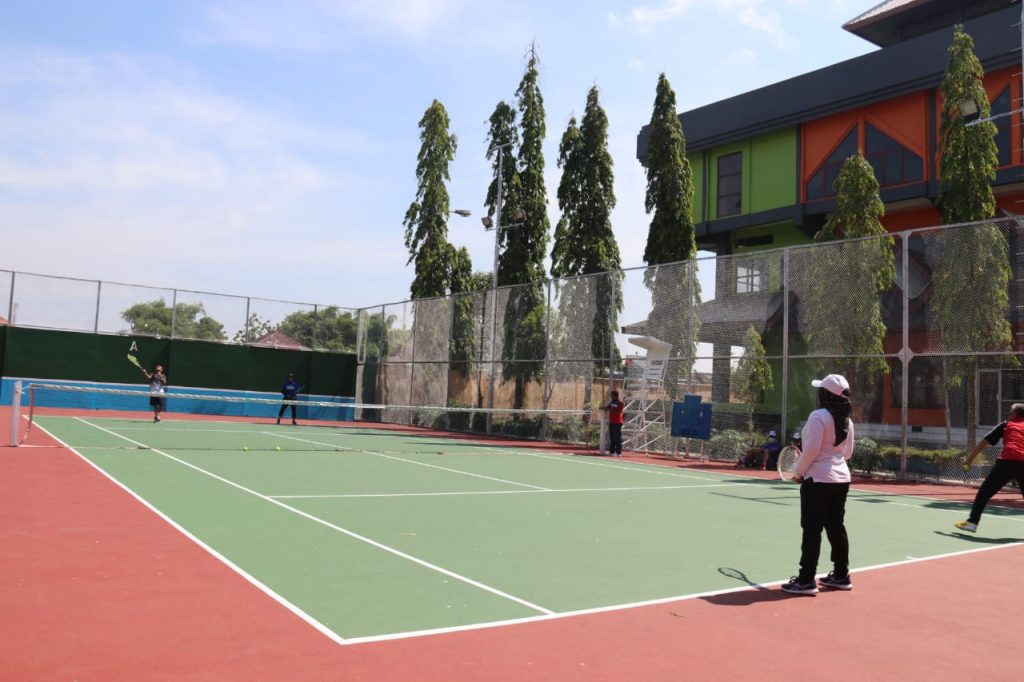Sambut Hari Sumpah Pemuda 2021, Wakil Bupati Tri Yuli Setyowati membuka Kejuaran Tenis Veteran di Lapangan Tenis Pringgondani Komplek Gor Mustika Blora, Jumat (22/10/2021).