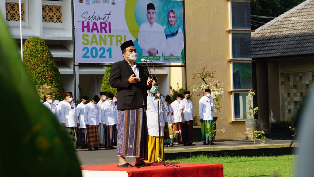 Bupati Arief Rohman saat memimpin Apel Bersama, Peringatan Hari Santri Nasional 2021, yang dihadiri oleh Forkopimda, TNI Polri, pimpinan OPD, Kemenag, para santri, dan pengurus PCNU di halaman Kantor Bupati, pada Jumat (22/10).