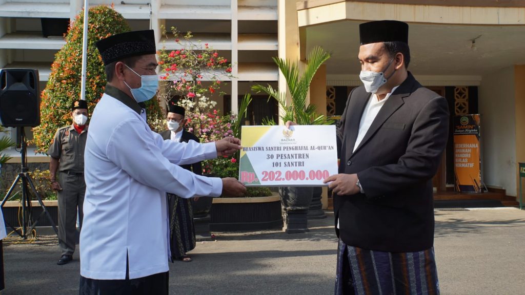Peringatan Hari Santri Nasional 2021, Baznas Kabupaten Blora menyerahkan bantuan beasiswa secara simbolis kepada 101 santri penghafal Al Quran dan 57 mahasiswa berprestasi, di halaman Kantor Bupati, pada Jumat (22/10).
