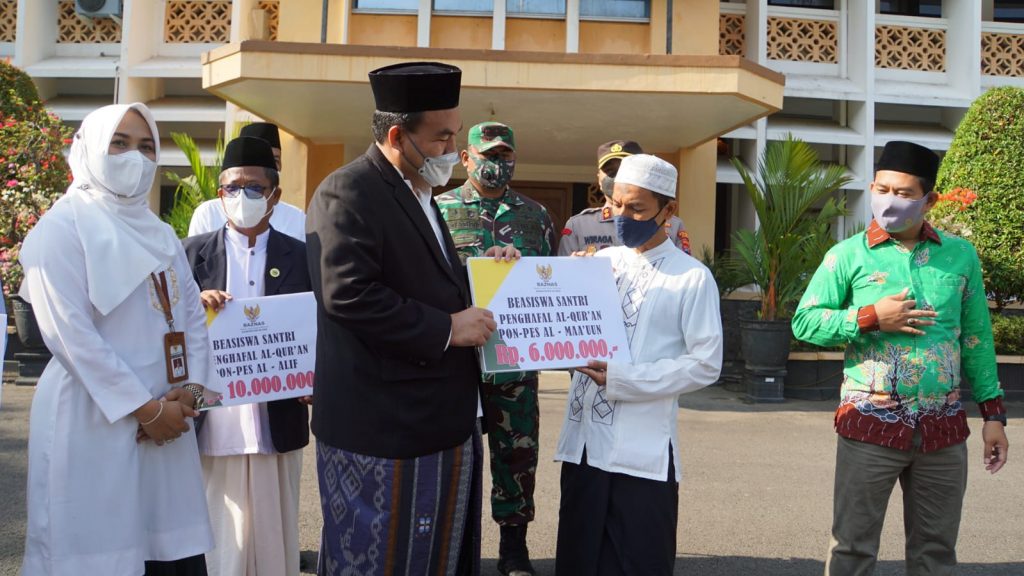 Peringatan Hari Santri Nasional 2021, Baznas Kabupaten Blora menyerahkan bantuan beasiswa secara simbolis kepada 101 santri penghafal Al Quran dan 57 mahasiswa berprestasi, di halaman Kantor Bupati, pada Jumat (22/10).