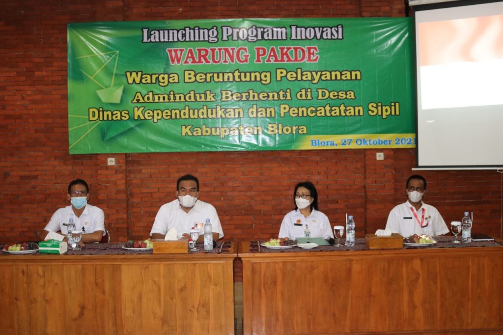 Launching program inovasi WARUNG PAKDHE, di Rumah Makan Saung Mekarsari, ditandai pemukulan gong oleh Bupati Arief Rohman, pada Rabu (27/10).