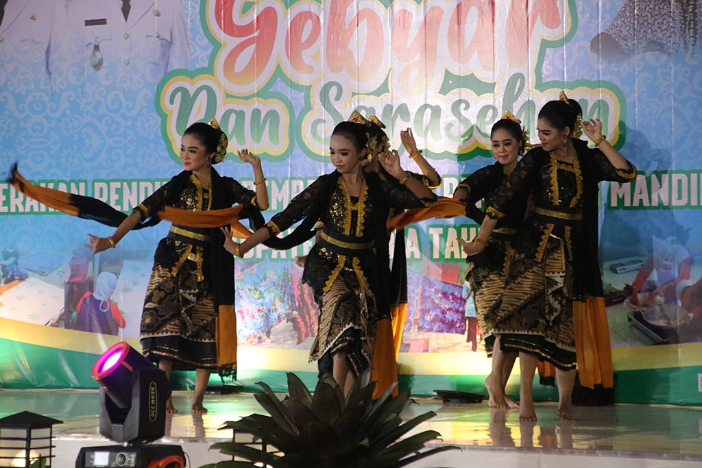 Gebyar dan Sarasehan GP3M, di Gedung Graha Larasati, dimeriahkan dengan pameran produk UMKM, penampilan kesenian Kothek Lesung, Tari Guyub Samin dan Live Music, pada Kamis (28/10).