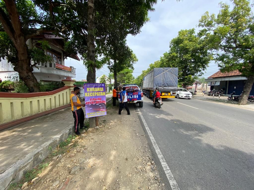 Puluhan banner Satlantas Polres Blora yang dipasang diharapkan menjadi peringatan kepada para pengguna jalan, agar lebih hati-hati saat berkendara, pada Selasa (26/10).