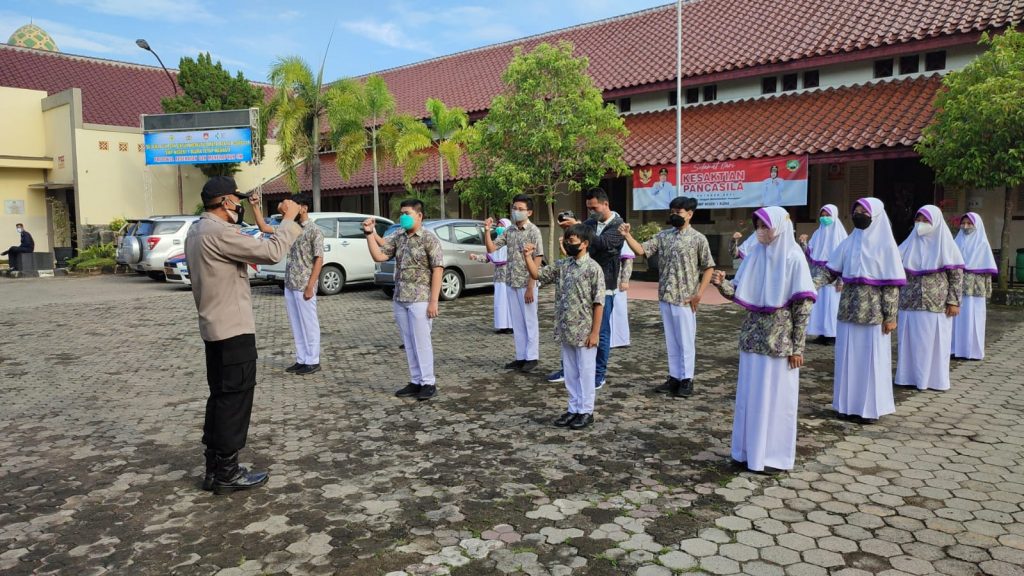 Satbinmas Polres Blora dan Satuan Lalu Lintas (Satlantas) saat melakukan peninjauan dan memberikan pembinaan kepada Satgas Covid-19 pelajar di SMP N 1 Blora, Rabu (27/10).