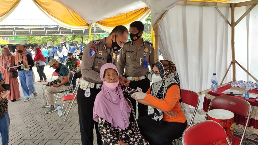 Nenek Soebandijah warga Kelurahan Tempelan saat mengikuti vaksinasi di kawasan Blok T Blora, pada Senin (18/10).
