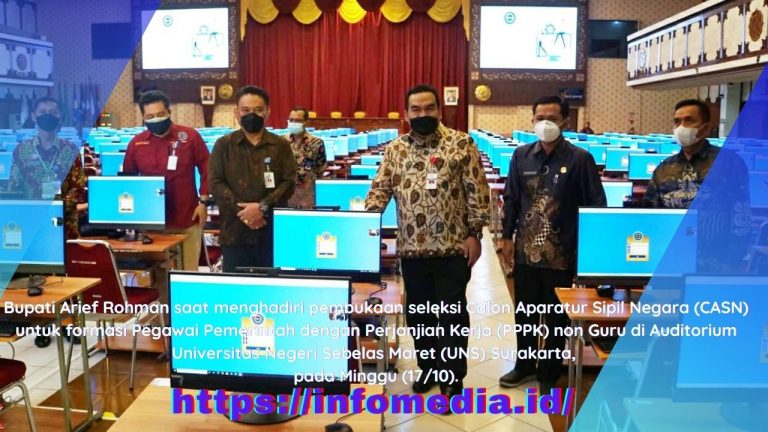 Bupati Arief Rohman menghadiri pembukaan seleksi Calon Aparatur Sipil Negara (CASN) untuk formasi Pegawai Pemerintah dengan Perjanjian Kerja (PPPK) non Guru di Auditorium Universitas Negeri Sebelas Maret (UNS) Surakarta, pada Minggu (17/10).
