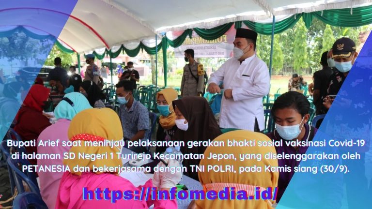 Bupati Arief saat meninjau pelaksanaan gerakan bhakti sosial vaksinasi Covid-19 di halaman SD Negeri 1 Turirejo Kecamatan Jepon, yang diselenggarakan oleh PETANESIA dan bekerjasama dengan TNI POLRI, pada Kamis siang (30/9).