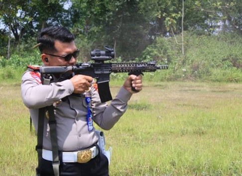 Anggota Polres Blora Polda Jawa Tengah saat latihan menembak, di Lapangan Tembak Bala Dewa Yonif 410/Alugoro Blora, pada Selasa (26/10).