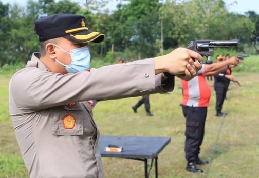 Latihan menembak, di Lapangan Tembak Bala Dewa Yonif 410/Alugoro Blora, dihadiri oleh Kapolres Blora AKBP Wiraga Dimas Tama, Wakapolres Kompol Christian Chrisye Lolowang, Para Pejabat Utama serta Kapolsek Jajaran, Para Kanit Reskrim dan anggota pemegang senpi, pada Selasa (26/10).