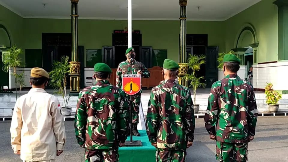 Komandan Kodim (Dandim) 0721/Blora Letkol Inf Andy Soelistyo Kurniawan Putro, S.Sos, M.Tr (Han) saat memimpin upacara kenaikan pangkat para Bintara, Tamtama dan PNS di jajaran Kodim 0721/Blora, acara tersebut digelar di lapangan Makodim 0721/Blora Jl. Pemuda No. 44 Kabupaten Blora, pada Jumat (1/10/2021).