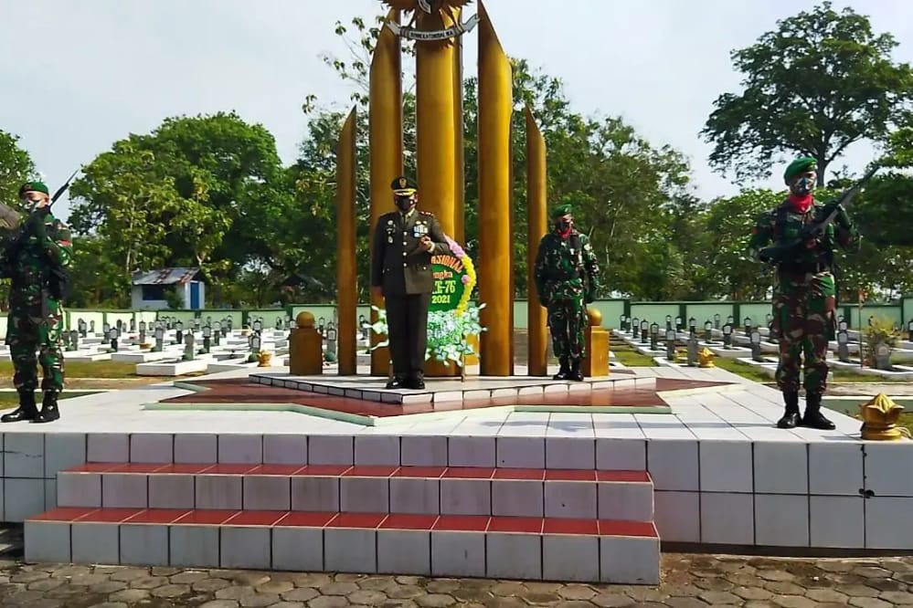 Dalam rangka HUT TNI Ke-76, Kodim 0721/Blora menggelar upacara ziarah nasional di Taman Makam Pahlawan (TMP) Wira Bhakti Blora, pada Senin (4/10).