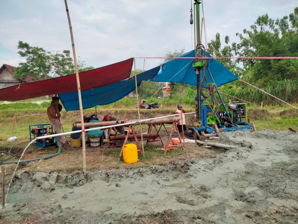 Melalui surve pemetaan geolistrik, Alumni SMA N 1 Blora bersama warga, temukan sumber air di kedalaman 120 meter di dukuh Alasmalang, Desa Pengkoljagong, Kecamatan Jati Kabupaten Blora, Senin (4/10).