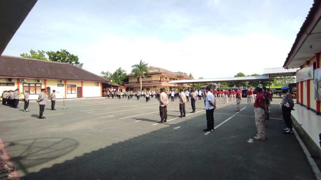 Apel pagi yang di pimpin Kabag SDM Polres Blora, Kompol Sunarso di halaman belakang Mapolres Blora, dihadiri oleh para Kabag, Kasat/Kasi/Perwira Staf, Anggota dan PNS Polres Blora, Rabu (6/10).