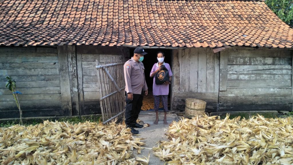 Anggota Polsek Jati Polres Blora saat membagikan bansos dari Kabareskrim, kepada warga terdampak pandemi Covid-19 di Desa Randulawang Kecamatan Jati Kabupaten Blora, pada Rabu (6/10).