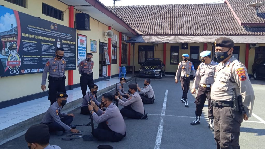 Satuan Samapta (Sat Samapta) Polres Blora Polda Jawa Tengah saat latihan bongkar pasang senjata api laras panjang, di halaman belakang Mapolres Blora, pada Senin (11/10).