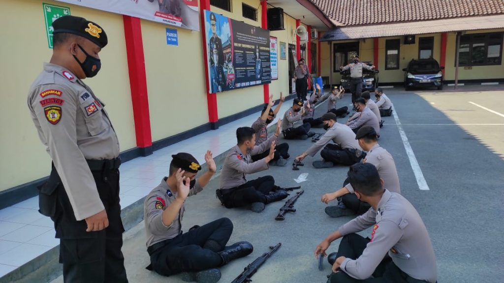 Satuan Samapta (Sat Samapta) Polres Blora Polda Jawa Tengah saat latihan bongkar pasang senjata api laras panjang, di halaman belakang Mapolres Blora, pada Senin (11/10).