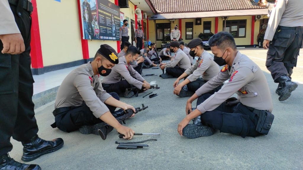 Satuan Samapta (Sat Samapta) Polres Blora Polda Jawa Tengah saat latihan bongkar pasang senjata api laras panjang, di halaman belakang Mapolres Blora, pada Senin (11/10).