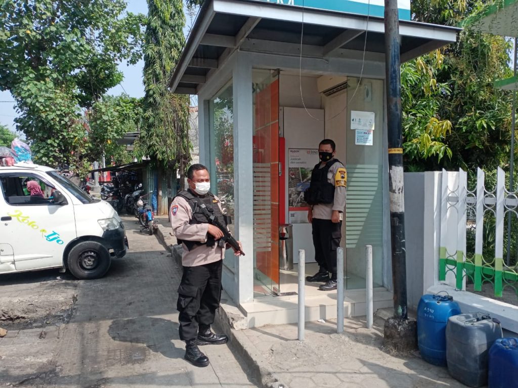 Anggota Polsek Kunduran saat patroli di kantor perbankan dan gerai gerai ATM guna antisipasi tindak kriminalitas, pada Senin (11/10).