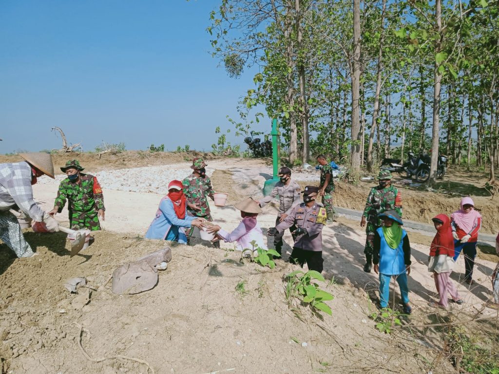 Sinergitas dan soliditas, Prajurit Kodim 0721/Blora, anggota Polsek Blora Kota bersama masyarakat kerja bhakti membangun jalan di Desa Plantungan Kec/Kab Blora, program TMMD Sengkuyung Tahap III Tahun 2021, pada Selasa (12/10).
