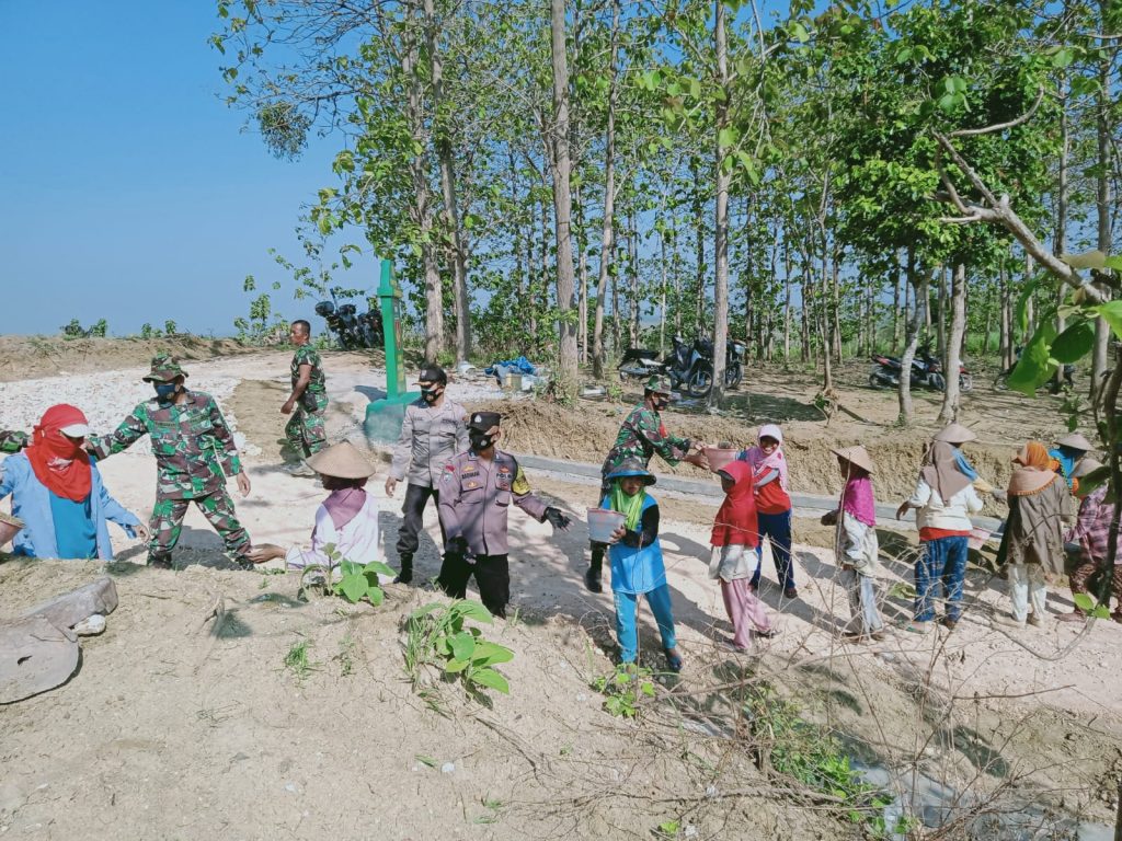 Sinergitas dan soliditas, Prajurit Kodim 0721/Blora, anggota Polsek Blora Kota bersama masyarakat kerja bhakti membangun jalan di Desa Plantungan Kec/Kab Blora, program TMMD Sengkuyung Tahap III Tahun 2021, pada Selasa (12/10).