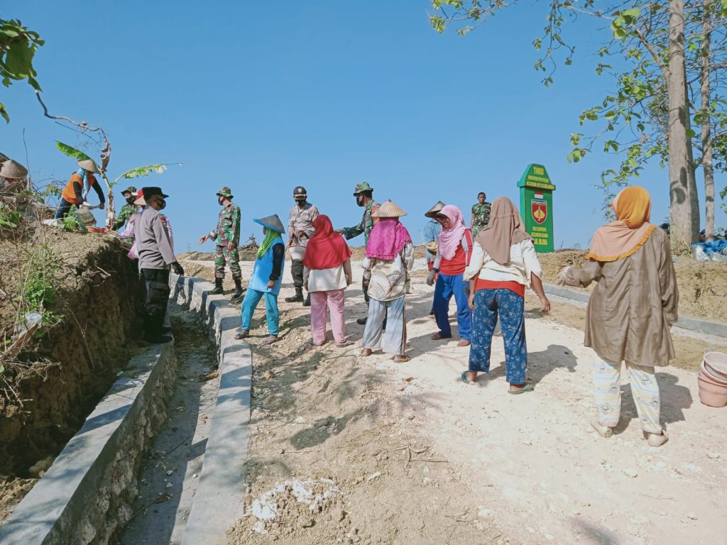 Sinergitas dan soliditas, Prajurit Kodim 0721/Blora, anggota Polsek Blora Kota bersama masyarakat kerja bhakti membangun jalan di Desa Plantungan Kec/Kab Blora, program TMMD Sengkuyung Tahap III Tahun 2021, pada Selasa (12/10).
