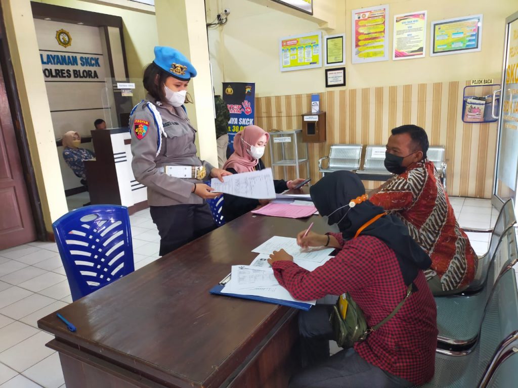 Anggota Si Propam Polres Blora Polda Jawa Tengah saat melaksanakan pengawasan di ruang pelayanan SKCK, Selasa (12/10).