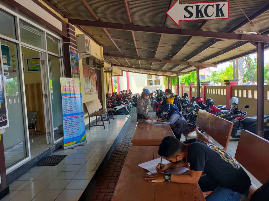 Anggota Si Propam Polres Blora Polda Jawa Tengah saat melaksanakan pengawasan di ruang pelayanan SKCK, Selasa (12/10).