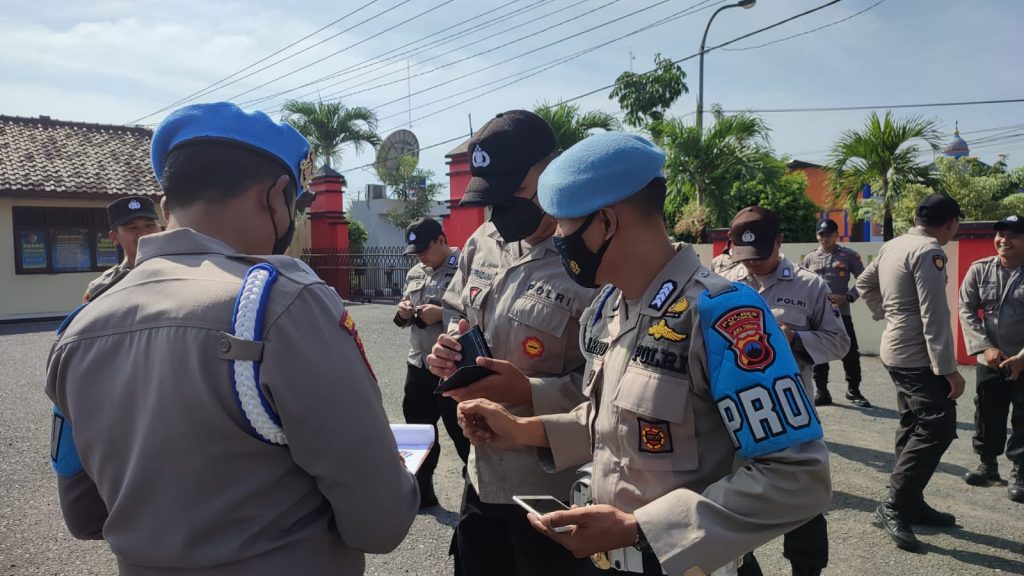 Sipropam Polres Blora saat inspeksi mendadak, melakukan pemeriksaan kedisiplinan anggota di halaman depan Mapolres Blora, pada Rabu (13/10).