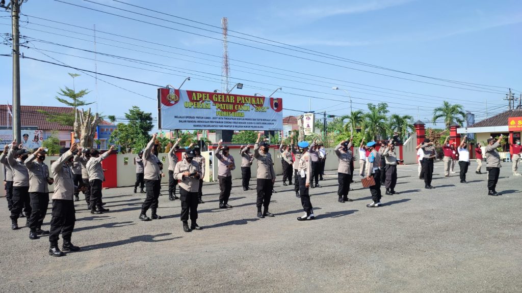 Sipropam Polres Blora saat inspeksi mendadak, melakukan pemeriksaan kedisiplinan anggota di halaman depan Mapolres Blora, pada Rabu (13/10).