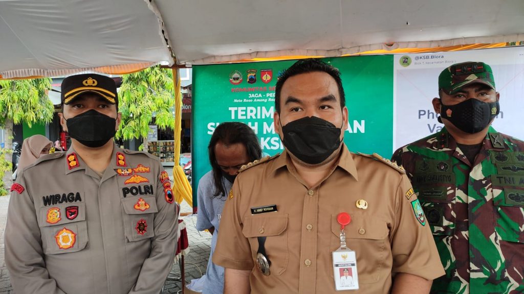 Bupati Arief Rohman, Kapolres Bora AKBP Wiraga Dimas Tama, Dandim 0721/Blora saat meninjau kegiatan vaksinasi di kawasan Blok T Blora, pada Senin (18/10).