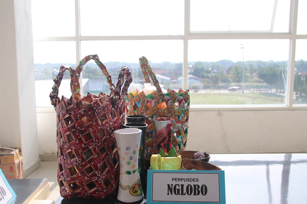 Pelatihan Transformasi Perpustakaan Berbasis Inklusi Sosial (TPBIS) juga digelar aneka produk kerajinan tas rajut, kerajinan tanah liat (keramik), produk makanan olahan, daur ulang limbah plastik hasil karya Perpusdes desa/kelurahan peserta pelatihan, Rabu (3/11/2021).