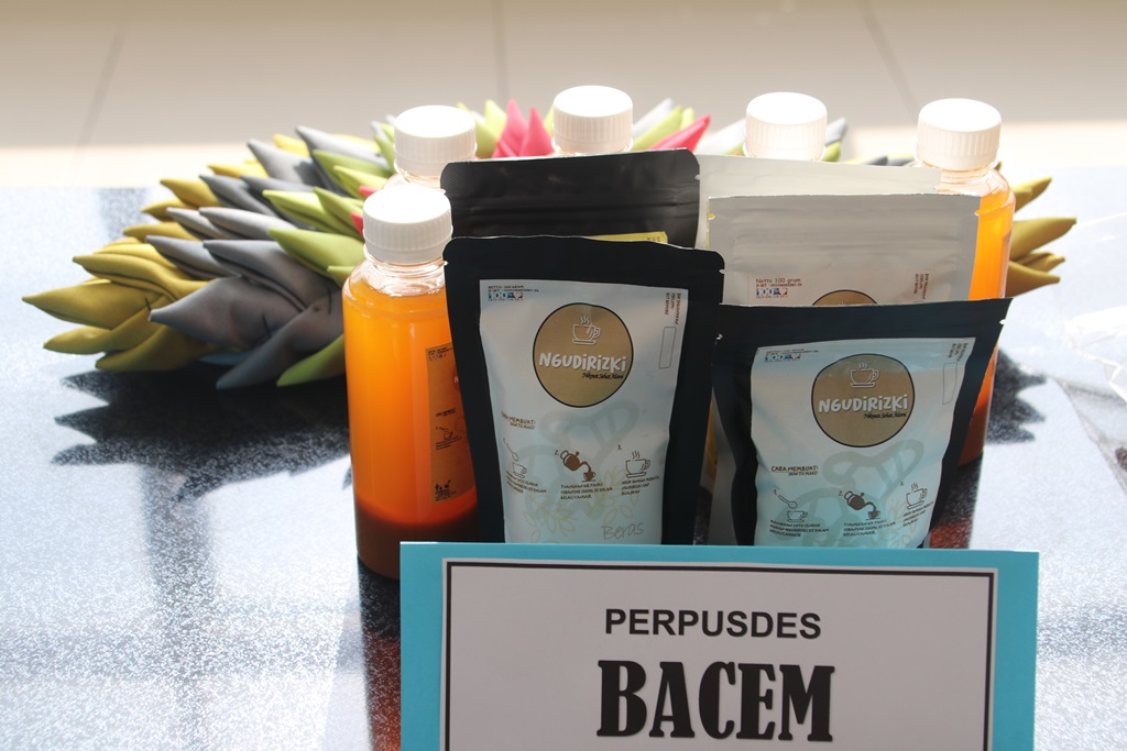 Pelatihan Transformasi Perpustakaan Berbasis Inklusi Sosial (TPBIS) juga digelar aneka produk kerajinan tas rajut, kerajinan tanah liat (keramik), produk makanan olahan, daur ulang limbah plastik hasil karya Perpusdes desa/kelurahan peserta pelatihan, Rabu (3/11/2021).