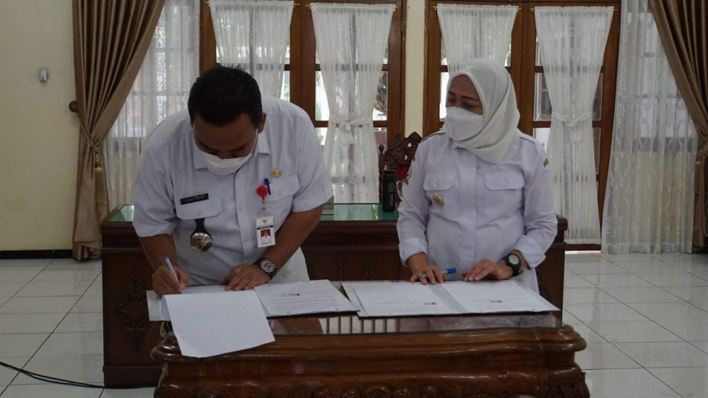 Bupati Blora Arief Rohman bersama Bupati Bojonegoro, Dr. Hj. Anna Muawanah saat menandatangani Naskah Perjanjian Hibah Barang (NPHD), di Rumah Dinas Bupati Bojonegoro, pada Rabu (3/11).