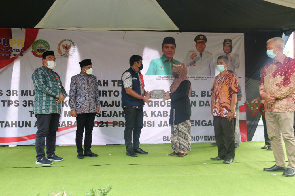 Secara simbolis Serah Terima hasil pembangunan TPS 3R di Balaidesa Purwosari dihadiri oleh Wakil Ketua Komisi V DPR RI, Arwani Thomafi, Kepala BPPW Jawa Tengah yang diwakili Satker Pelaksanaan Prasarana Pemukiman Wilayah II Jawa Tengah Anggoro Putro, ST, M.Sc, pada Jumat (5/11).