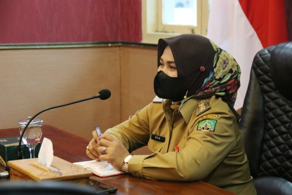 Wakil Bupati Blora Tri Yuli Setyowati, ST, MM, saat mengikuti rapat koordinasi penanganan pandemi Covid-19 tingkat Jawa Tengah yang dipimpin oleh Gubernur Jawa Tengah H. Ganjar Pranowo, SH, M.IP secara virtual dari Ruang Rapat Wakil Bupati, Senin (8/11/2021).