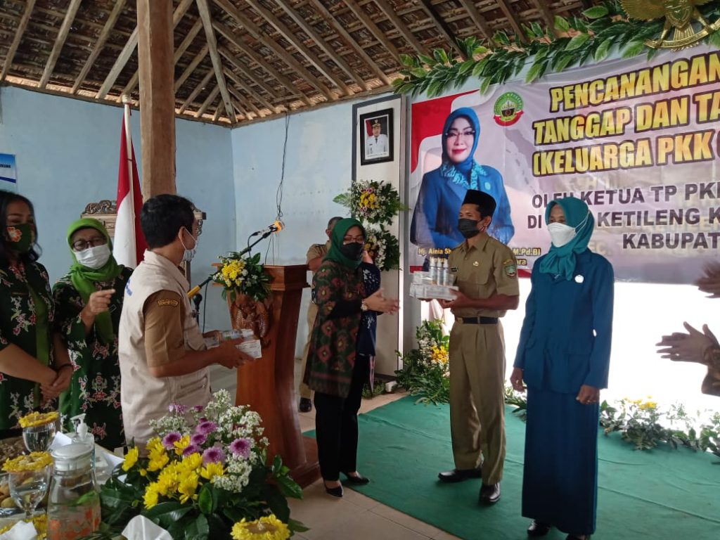 Ketua TP PKK Kabupaten Blora Hj. Ainia Sholichah, SH, M.Pd.AUD, M.Pd.BI serta pengurus TP PKK lainnya saat mencanangkan program perdana di di desa Ketileng Kecamatan Todanan, Selasa (8/11/2021).