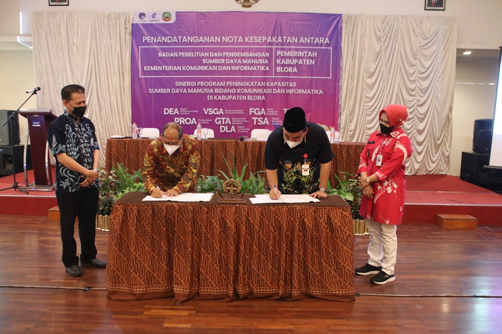 Bupati Arief Rohman bersama Kepala Badan Penelitian dan Pengembangan SDM Kemenkominfo, Dr. Eng.Hary Budiarto, M.Kom saat melakukan penandatanganan nota kesepakatan (MoU) di Hotel Kyriad Arra Cepu, Selasa (9/11/2021).