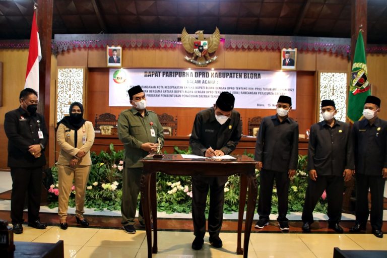 Ketua DPRD Blora HM. Dasum, SE, M.MA saat Penandatanganan Nota Kesepakatan (KUA-PPAS) Tahun Anggaran 2022, Senin (15/11/2021).